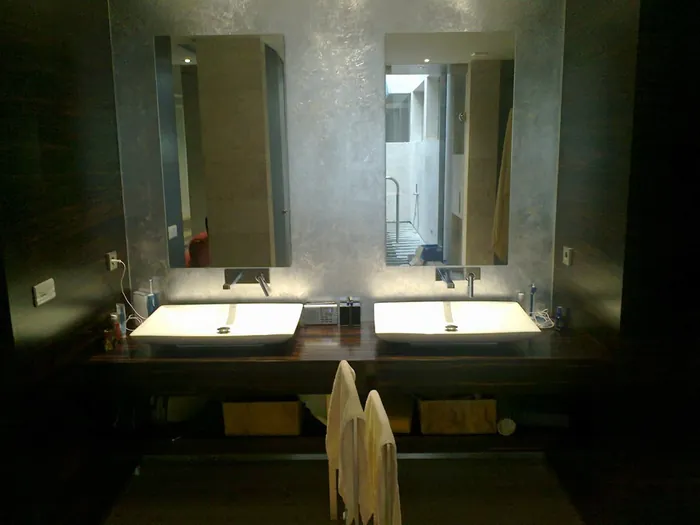 Baño con madera resistente a la humedad en el Mar Menor