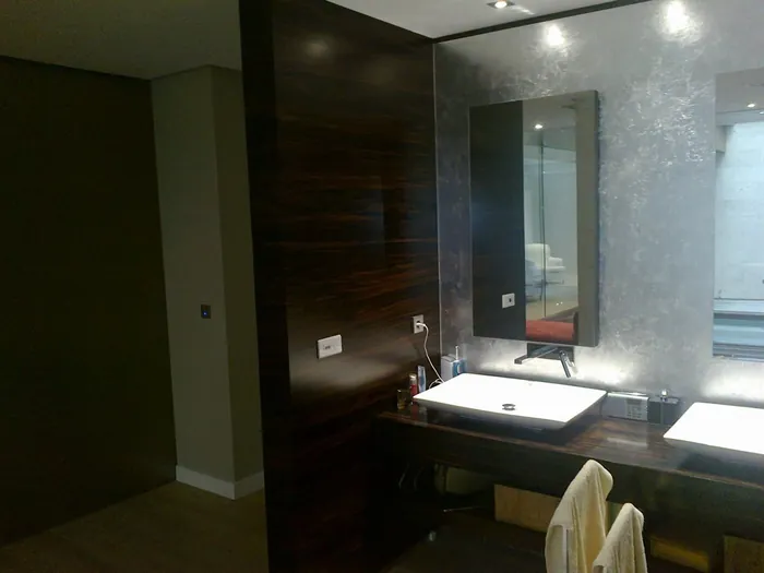 Detalle de mueble de baño en madera