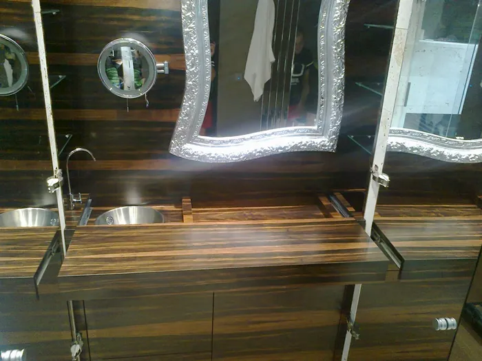 Baño con madera resistente a la humedad en Murcia