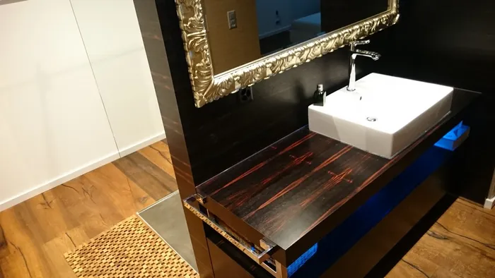 Baño con madera resistente a la humedad en Cartagena