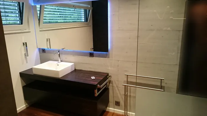 Detalle de mueble de baño en madera
