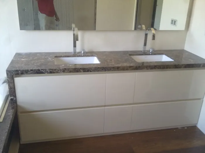 Baño con madera resistente a la humedad en San Pedro del Pinatar