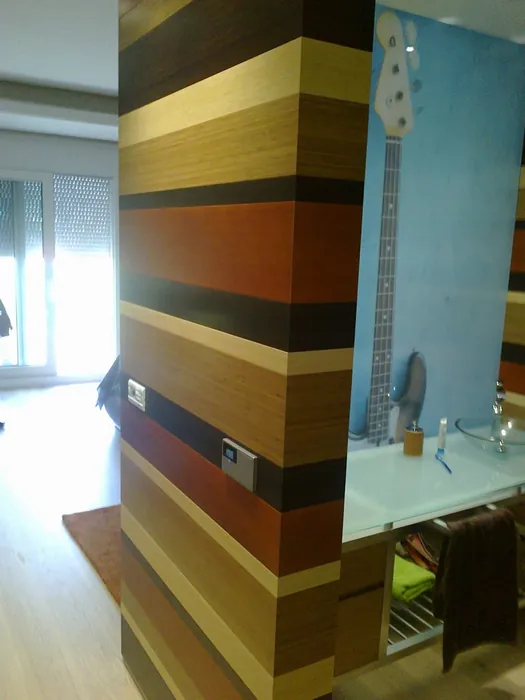 Detalle de mueble de baño en madera