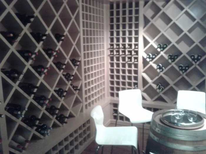 Bodega a medida en madera noble en Murcia