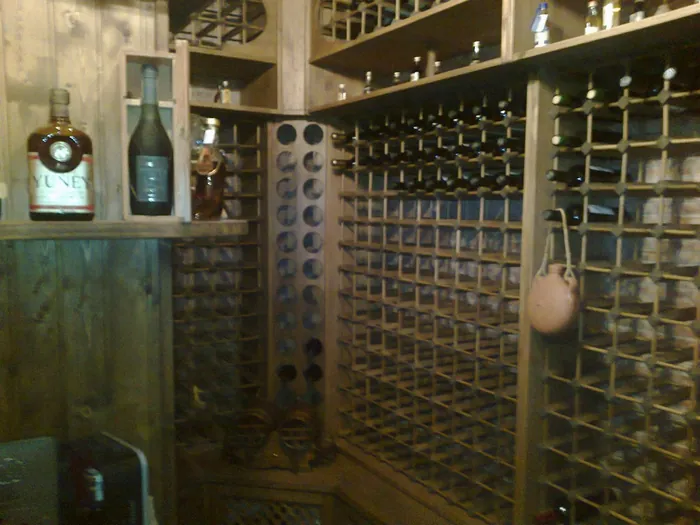 Vinoteca integrada en madera en el Mar Menor