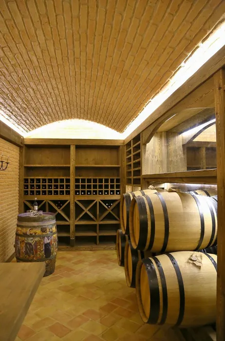 Rincón de bodega bajo escalera