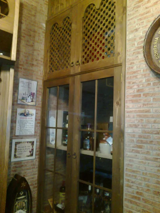 Detalle de botellero de madera