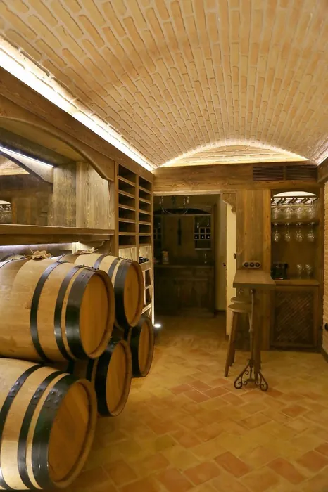Bodega con estanterías de madera para vino
