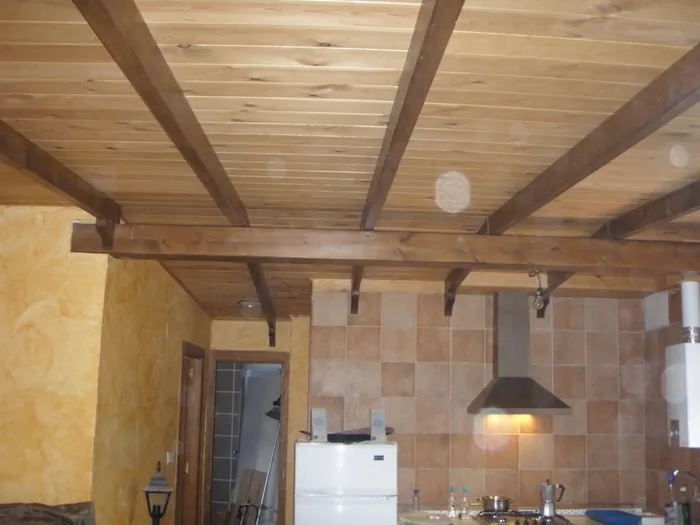 Vinoteca integrada en madera en Murcia