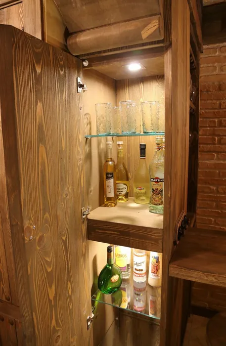 Rincón de bodega bajo escalera