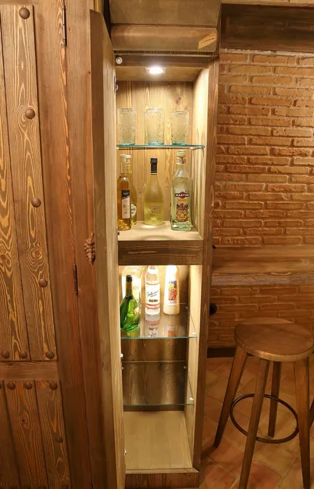 Detalle de botellero de madera