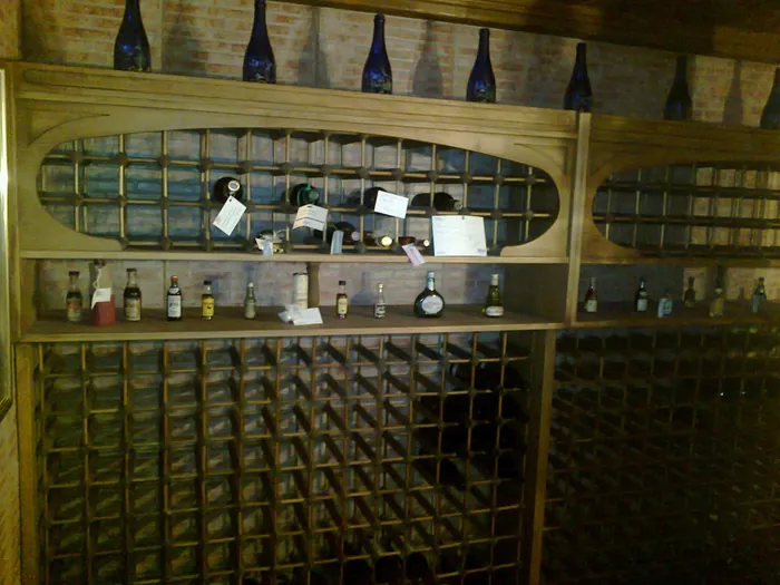 Bodega con estanterías de madera para vino