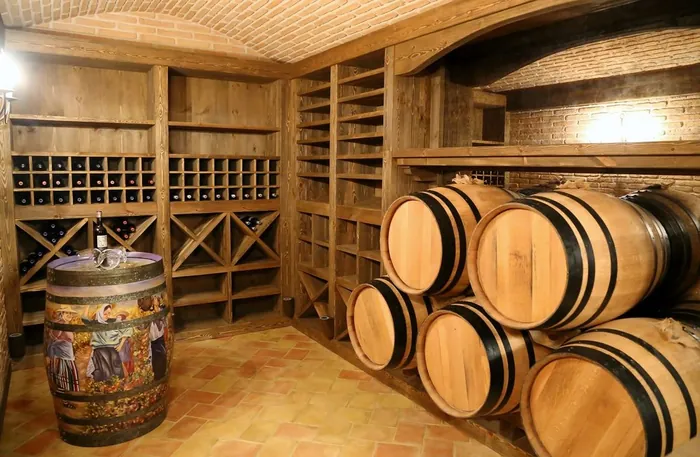 Bodega a medida en madera noble en Cartagena