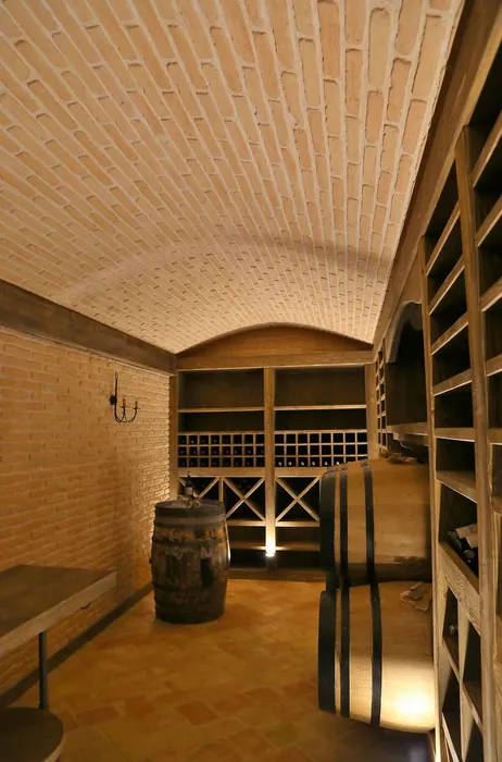 Bodega con estanterías de madera para vino