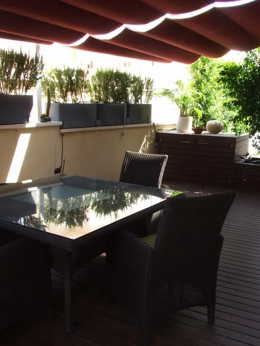 Espacio de relax de madera al aire libre
