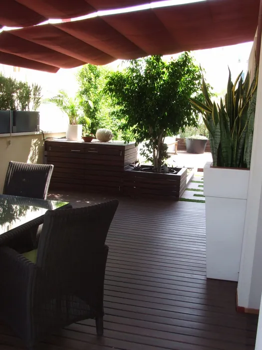 Zona chill-out de madera para exterior en San Javier