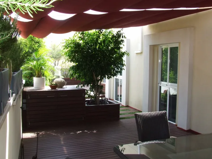 Sofá de obra con madera para terraza