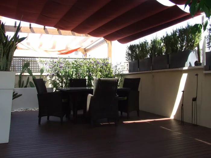Zona chill-out de madera para exterior en Cartagena