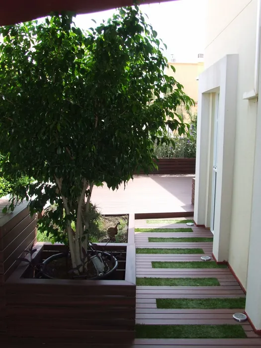 Sofá de obra con madera para terraza