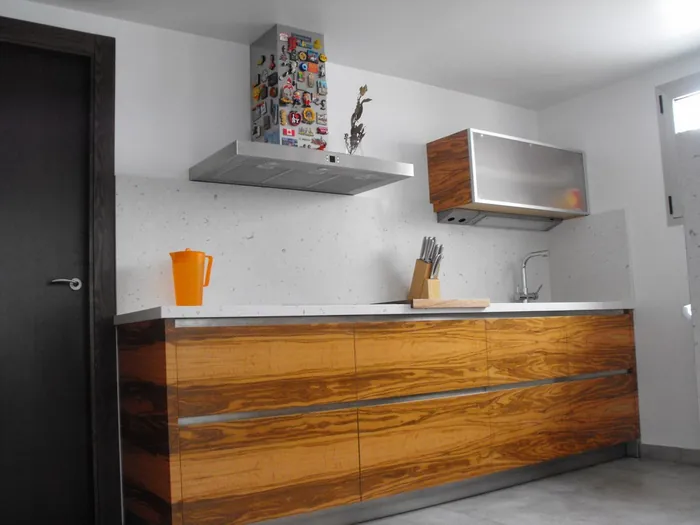 Cocina de diseño con isla de madera en el Mar Menor