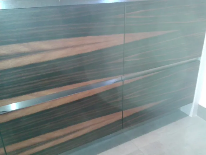Cocina moderna con frentes de madera noble