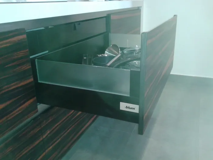 Cocina de autor con península de madera en San Javier