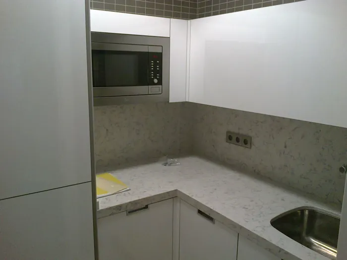 Cocina en madera natural con barra en Murcia