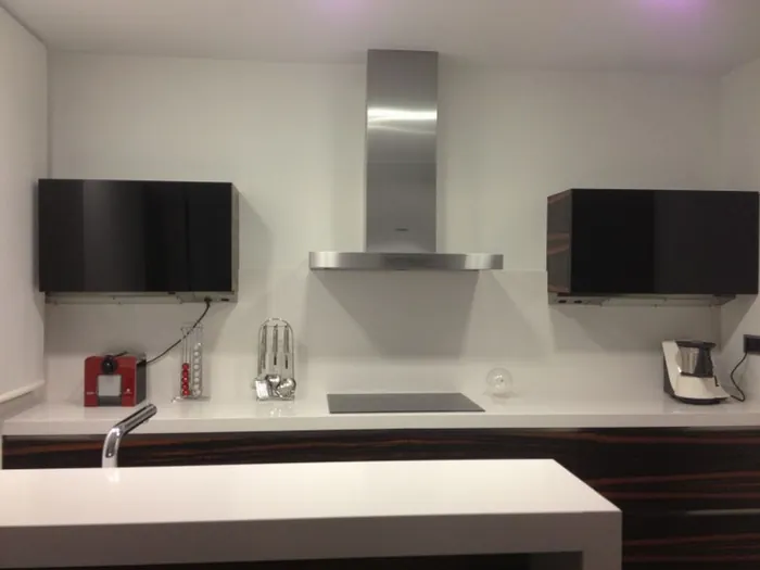Cocina moderna con frentes de madera noble en San Pedro del Pinatar