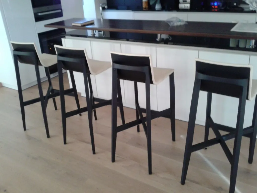 Cocina de diseño con isla de madera