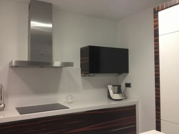 Cocina de autor con península de madera