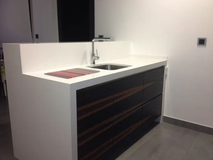 Cocina en madera natural con barra