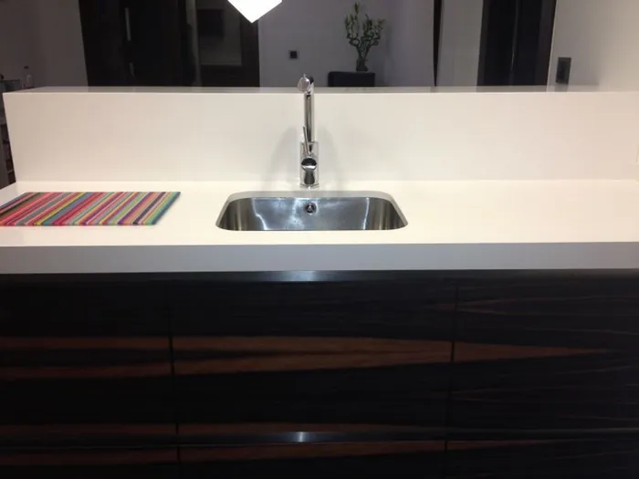 Cocina de diseño con isla de madera