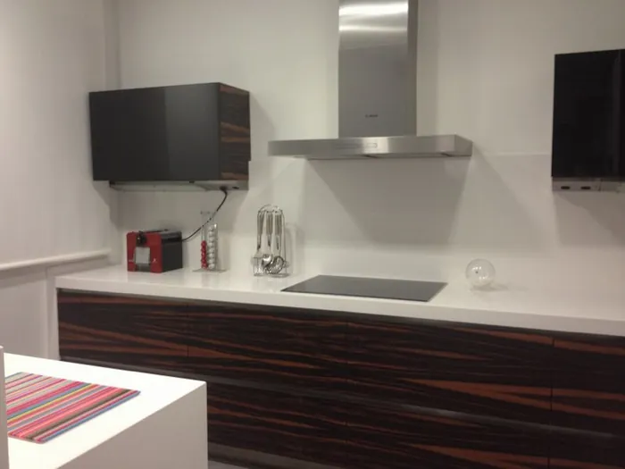 Cocina moderna con frentes de madera noble