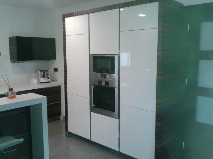 Cocina moderna con frentes de madera noble