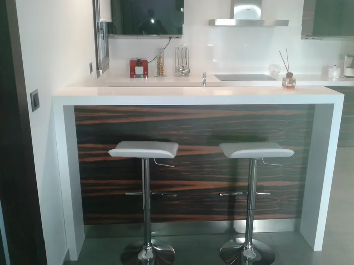 Cocina de autor con península de madera