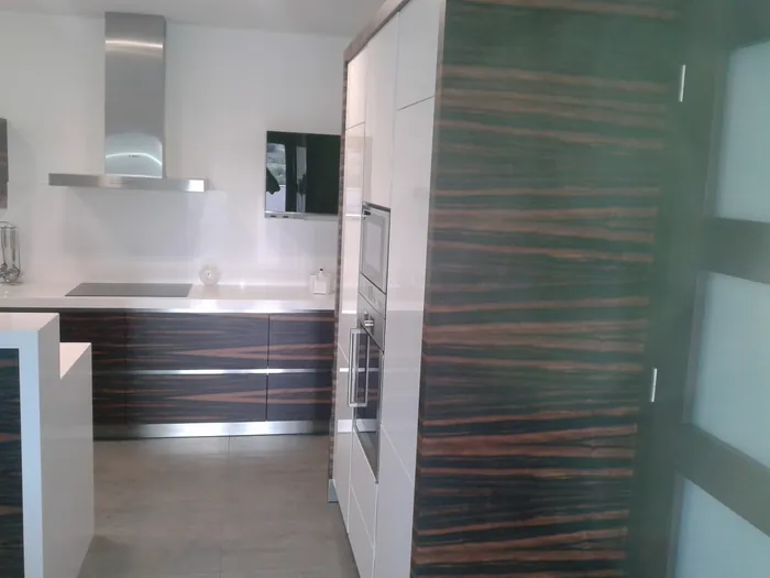 Cocina a medida con encimera integrada en Cartagena