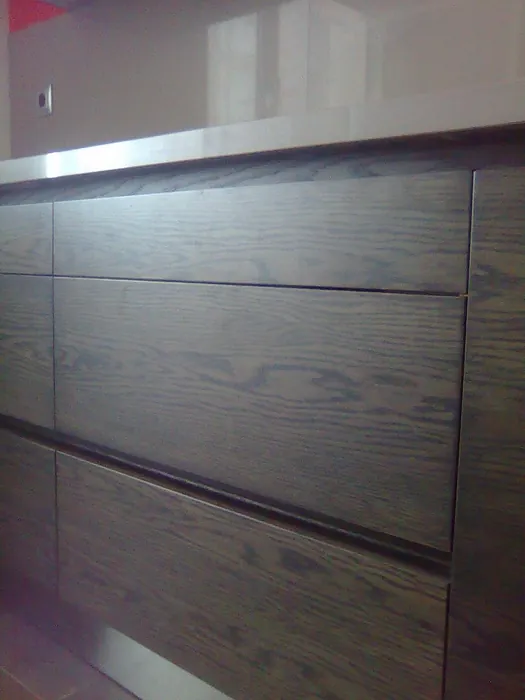 Cocina en madera natural con barra