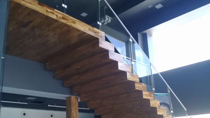 Escalera de madera maciza a medida en Murcia
