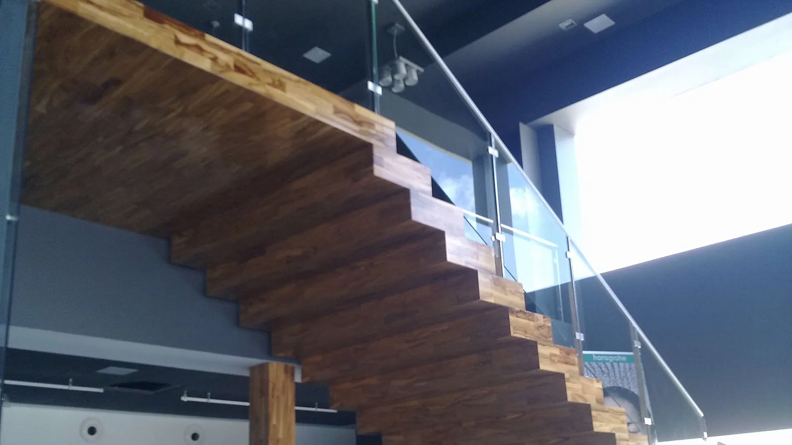 Escalera de madera maciza a medida en Murcia