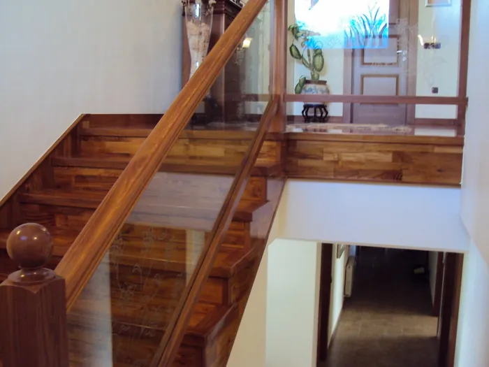 Escalera de madera maciza a medida en San Javier