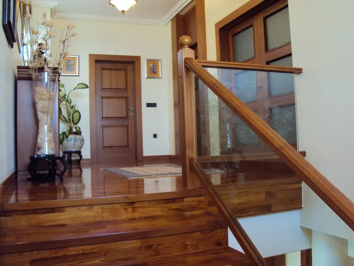 Peldaños de madera de una escalera de autor