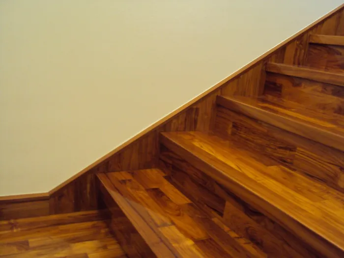 Escalera de madera con barandilla a medida