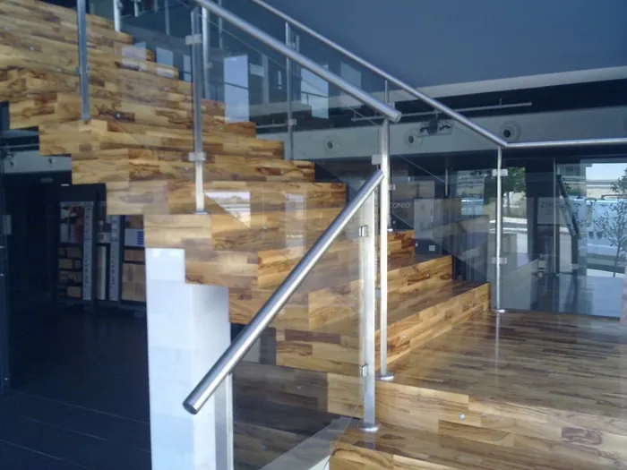 Escalera revestida en madera en Murcia
