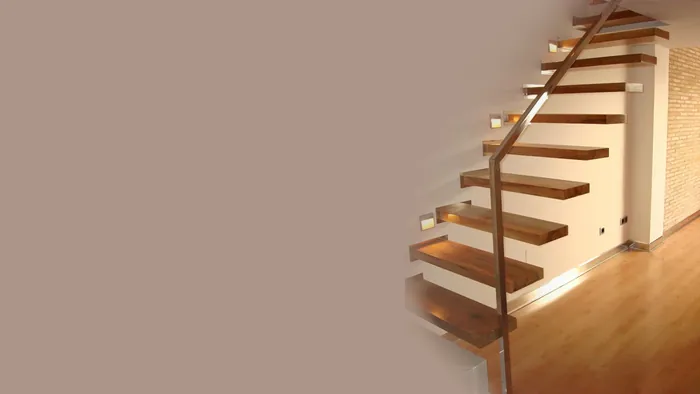 Peldaños de madera de una escalera de autor