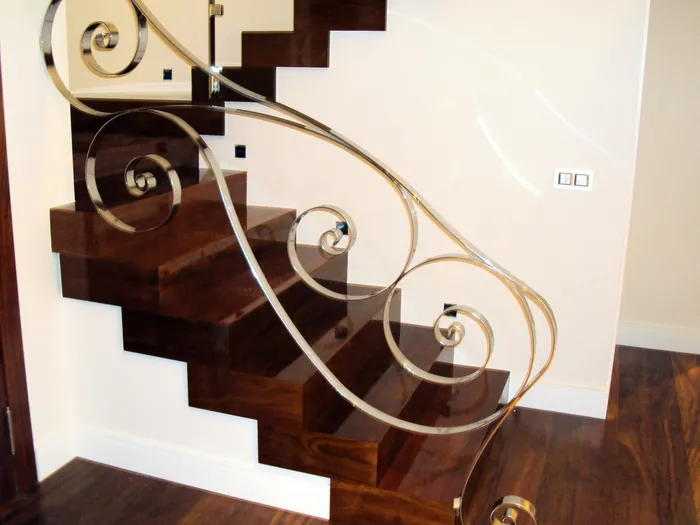 Escalera de madera con barandilla a medida
