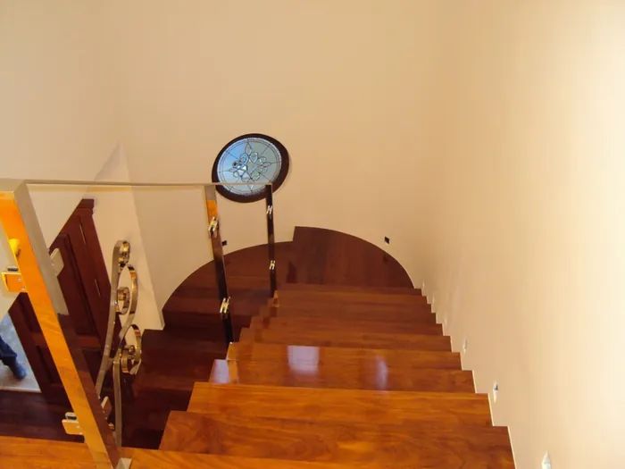 Escalera revestida en madera en San Pedro del Pinatar