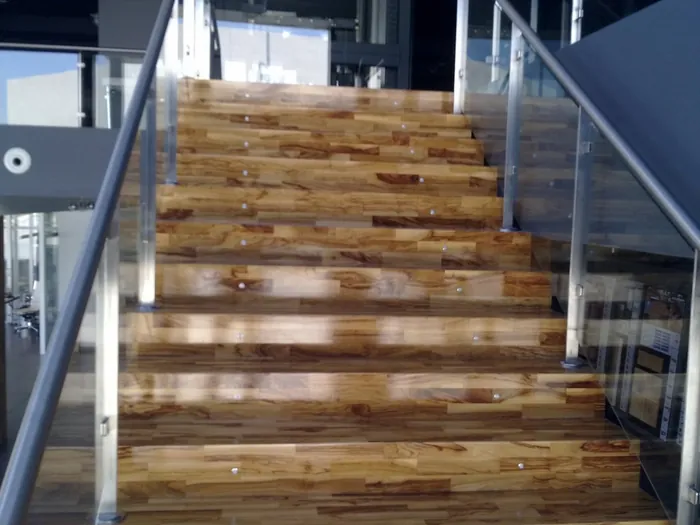 Escalera volada de madera