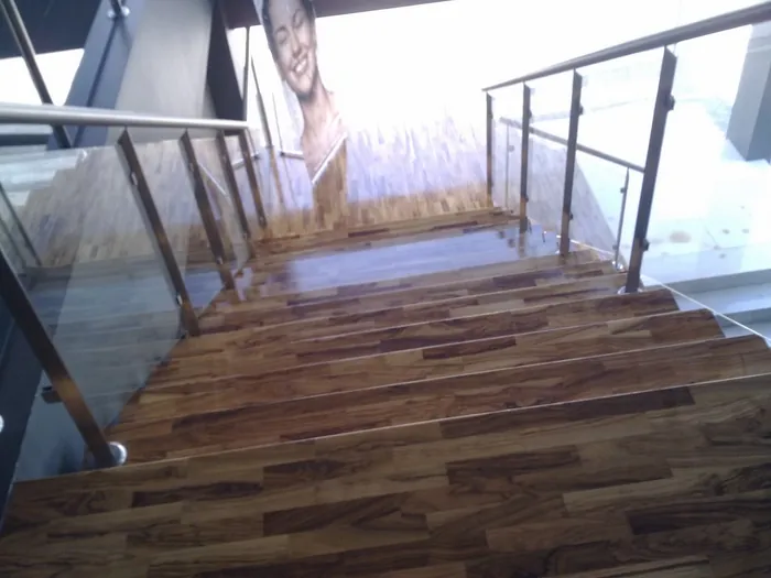 Escalera de madera maciza a medida en Cartagena