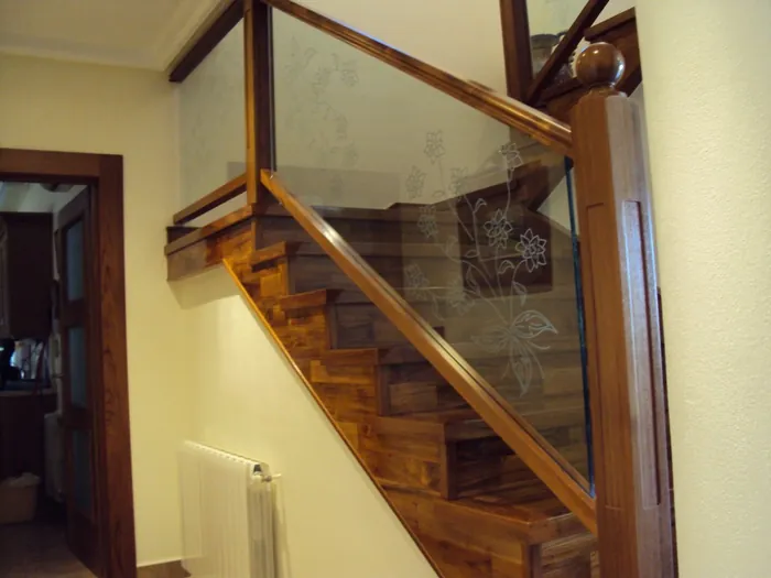 Peldaños de madera de una escalera de autor