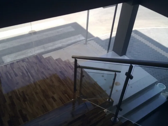 Escalera de madera con barandilla a medida